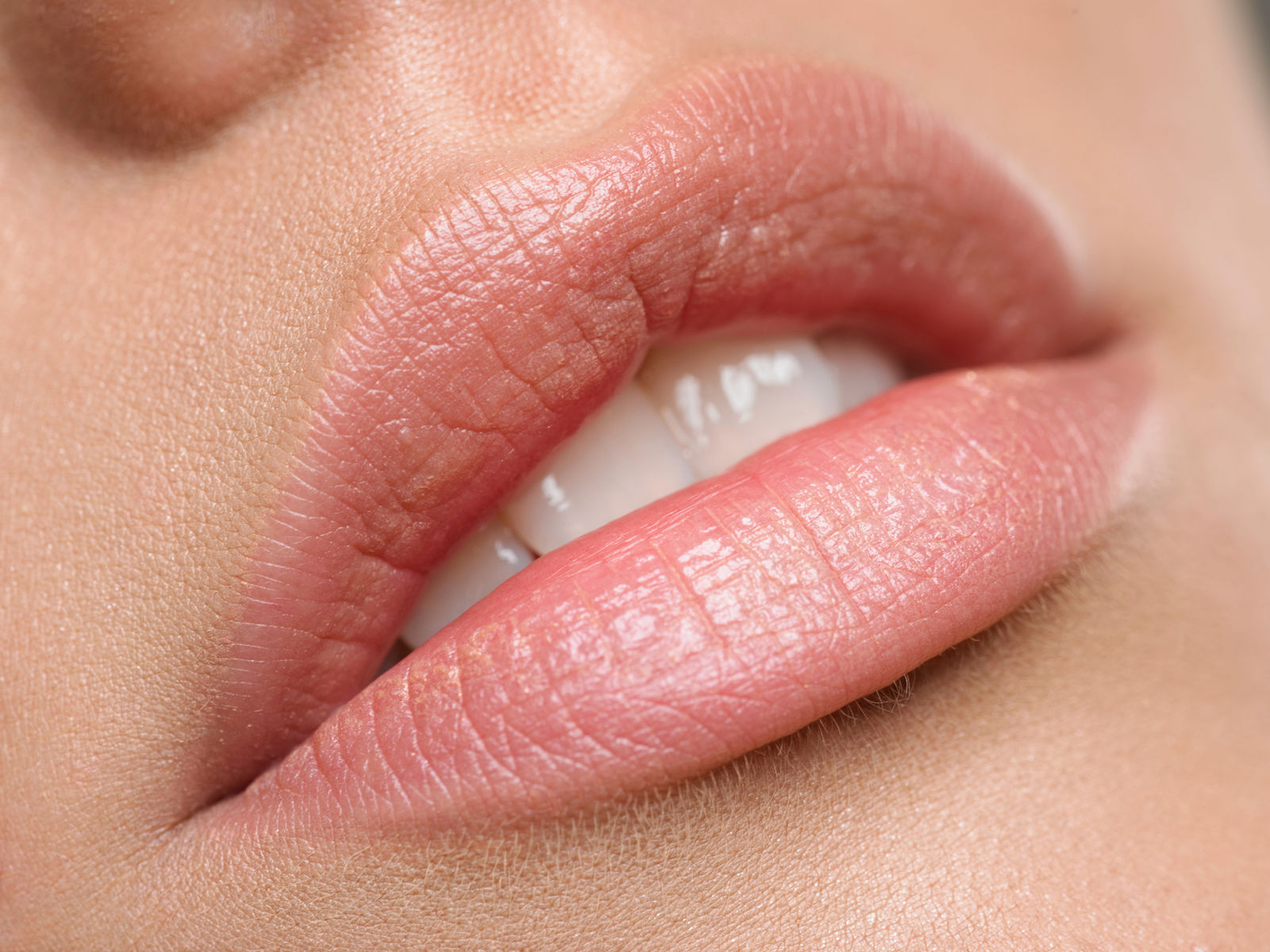 Nahaufnahme von Lippen mit sanfter Farbe und Kontur